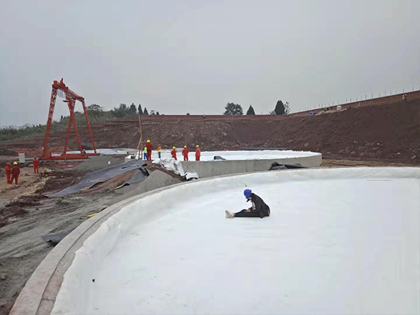 污水處理防滲膜在油田防滲工程中“大顯身手”。