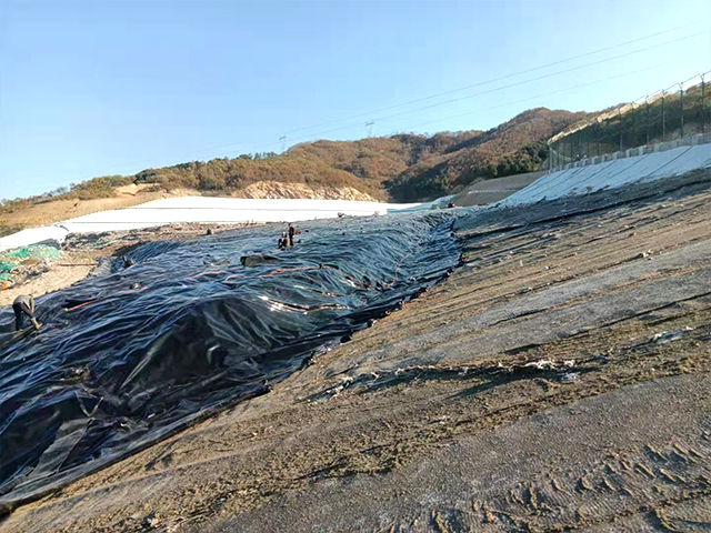 垃圾填埋場須鋪設(shè)使用防滲土工膜。