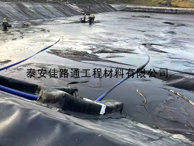 魚(yú)塘鋪設(shè)防滲土工膜時(shí)滲水該怎么辦？