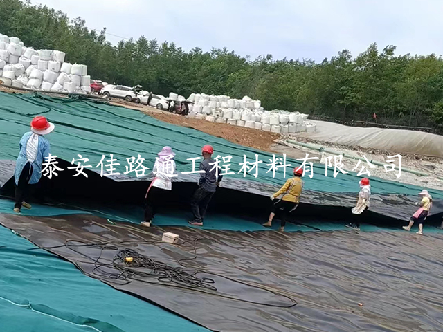 如何有效解決魚塘防滲膜施工褶皺問題？
