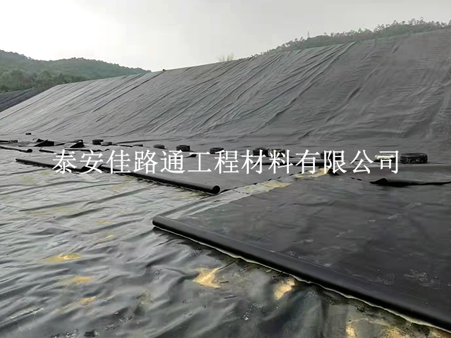 魚(yú)塘建設(shè)中如何在低溫環(huán)境下鋪設(shè)防滲土工膜？