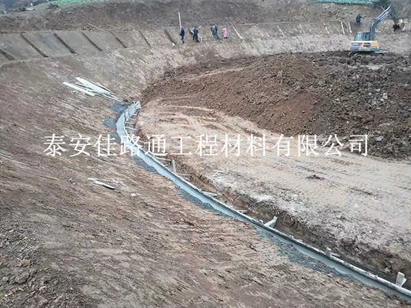 蓄水池防滲膜如何裁剪才能節(jié)省材料？