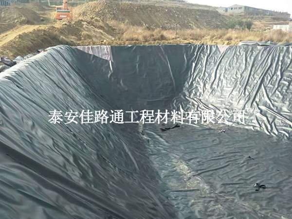 養(yǎng)殖防滲膜施工中出現(xiàn)熱脹冷縮現(xiàn)象該如何進(jìn)行處理？