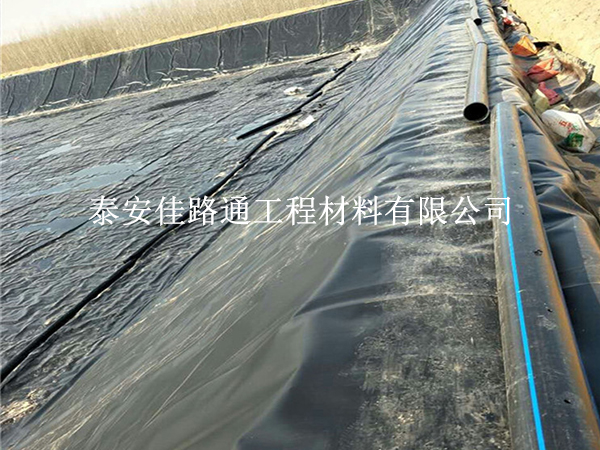 魚塘防滲膜鋪設(shè)：避免“坑”中陷阱，打造“水”上樂園