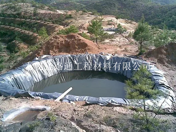 沼氣池防滲膜底部鋪設(shè)注意事項 沼氣池防滲膜底部鋪設(shè)注意事項