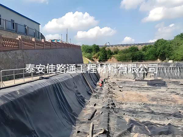 沼氣池鋪設(shè)防滲土工膜：優(yōu)勢(shì)盡顯，綠色能源新篇章