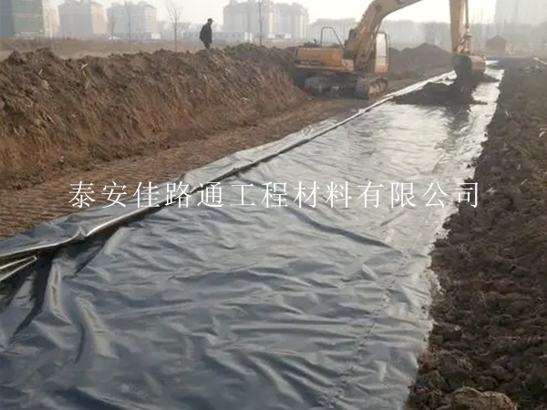 焊接機(jī)焊接魚(yú)塘防滲膜施工規(guī)范：簡(jiǎn)約高效，創(chuàng)新引領(lǐng)