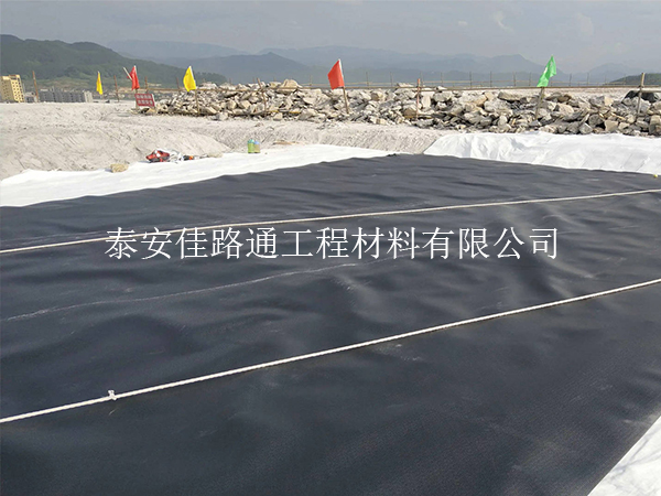 污水處理防滲膜裁剪技巧：精準(zhǔn)高效，助力環(huán)保工程