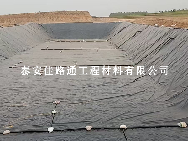 沼氣池防滲膜鋪設，邊坡基面這樣處理才牢固