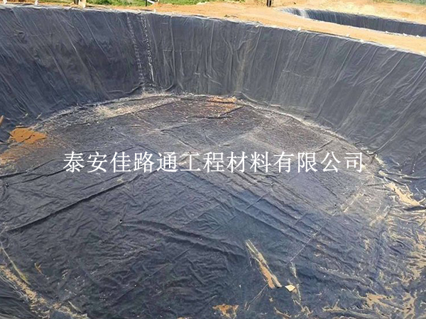 藕池防滲膜怎么鋪才不漏？科學(xué)鋪設(shè)方法在這里