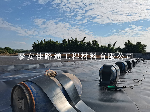 筑牢防滲防線:防止蓄水池防滲膜被刺破的核心措施 筑牢防滲防線:防止蓄水池防滲膜被刺破的核心措施
