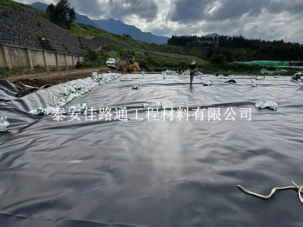 防滲土工膜裁剪技巧：精準(zhǔn)把控細(xì)節(jié)，規(guī)避損耗與施工隱患