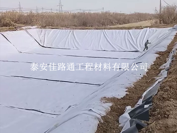 土工布鋪設(shè)前準(zhǔn)備事項(xiàng)：筑牢前置基礎(chǔ)，保障施