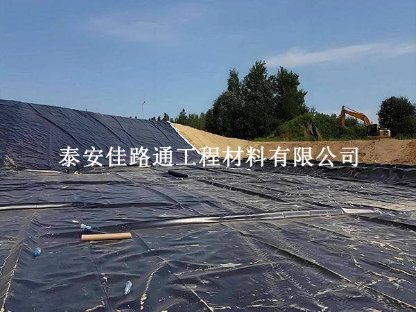 人工湖防滲膜拉伸強(qiáng)度解析 把控性能筑牢防滲質(zhì)